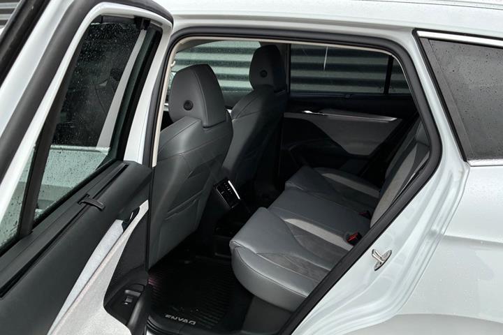 Hvid Skoda Enyaq fra 2023