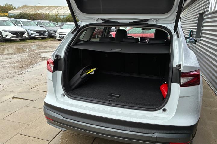 Hvid Skoda Enyaq fra 2023