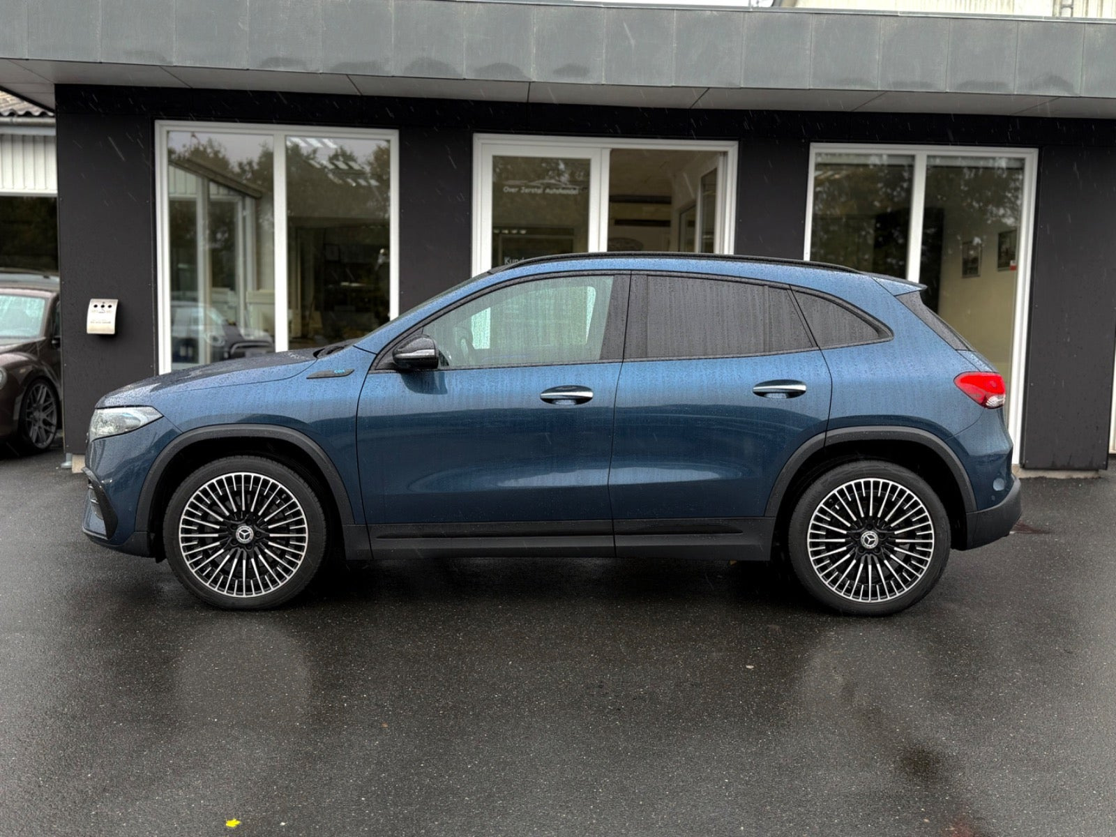Blå Mercedes EQA250 fra 2024