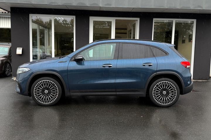 Blå Mercedes EQA250 fra 2024