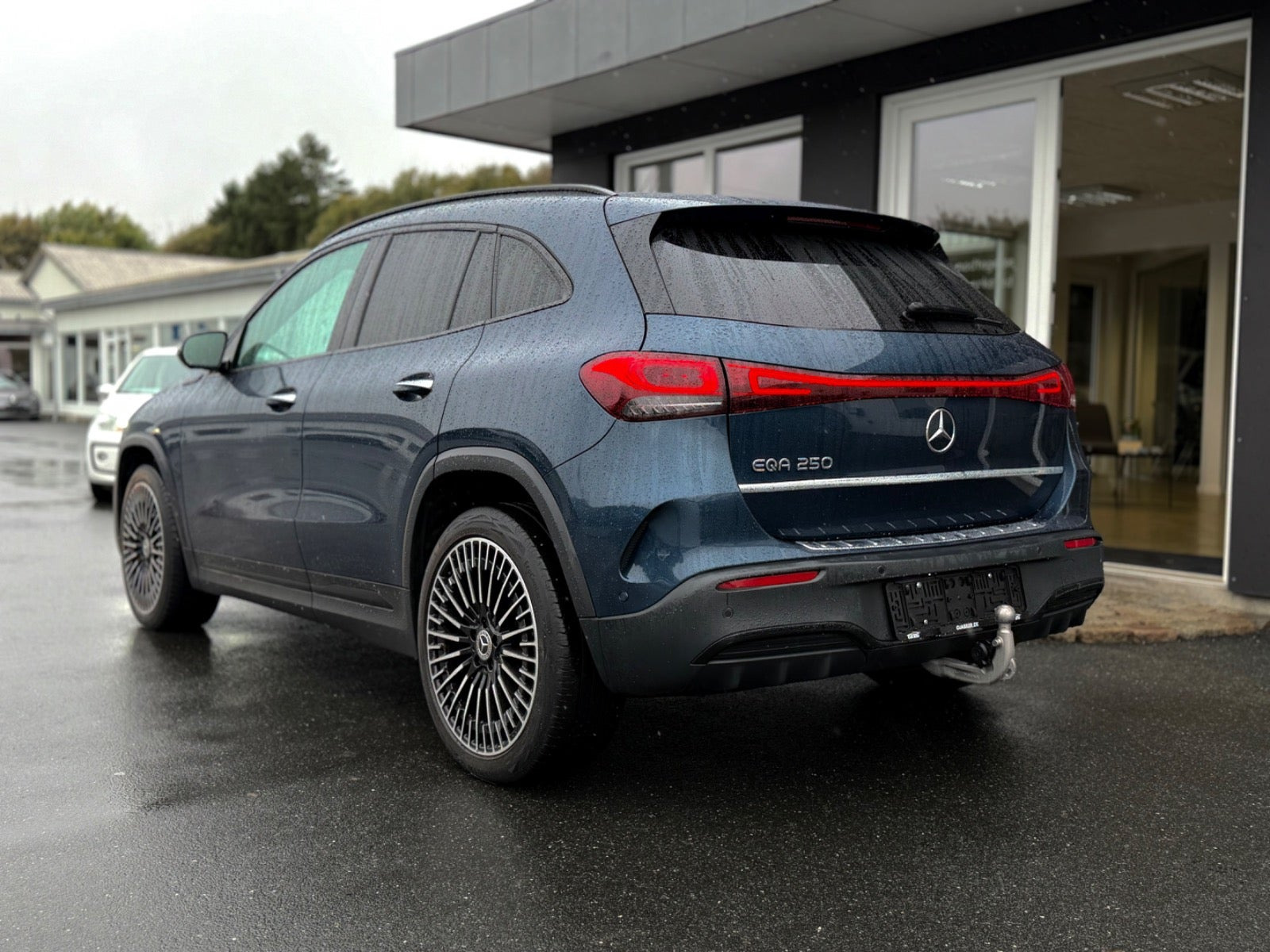 Blå Mercedes EQA250 fra 2024