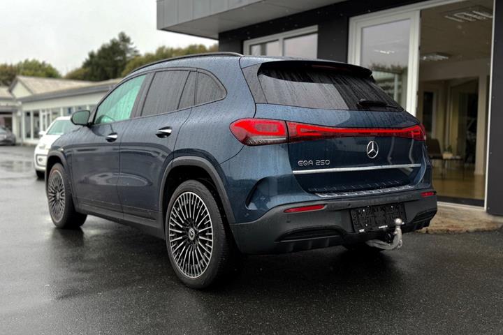 Blå Mercedes EQA250 fra 2024