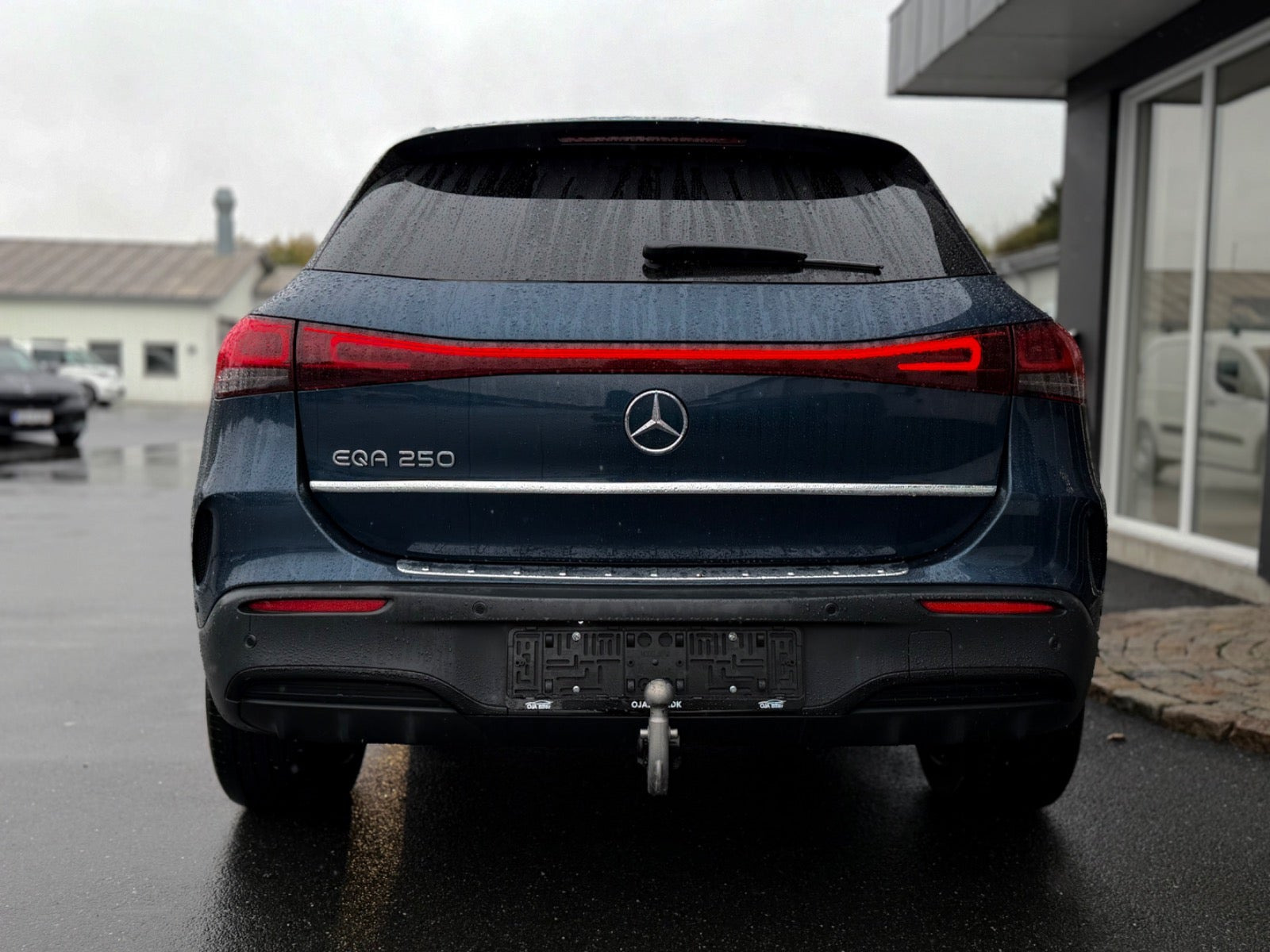 Blå Mercedes EQA250 fra 2024