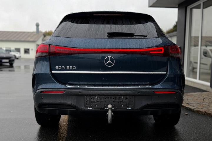Blå Mercedes EQA250 fra 2024
