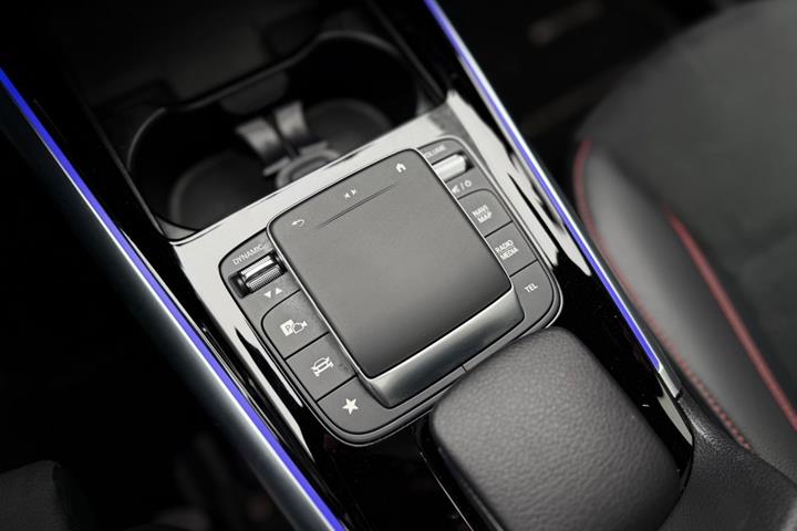 Blå Mercedes EQA250 fra 2024