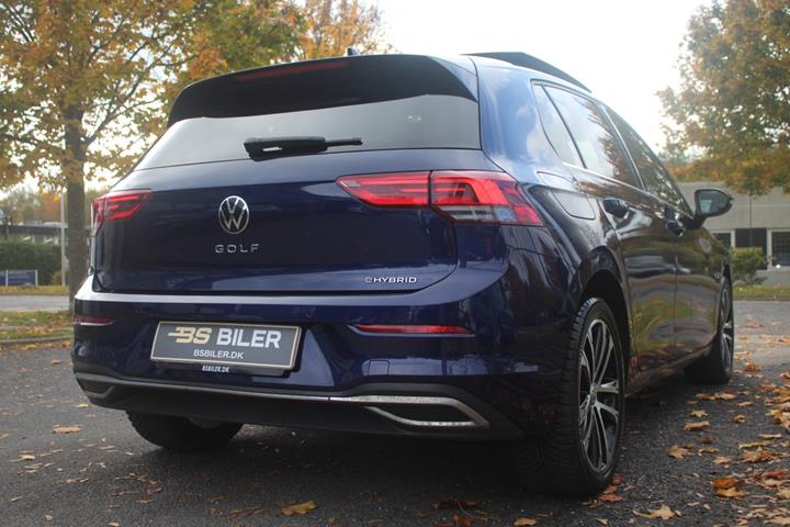 Blå VW Golf VIII fra 2021