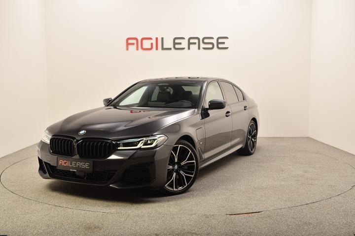 Grå BMW 545e fra 2021