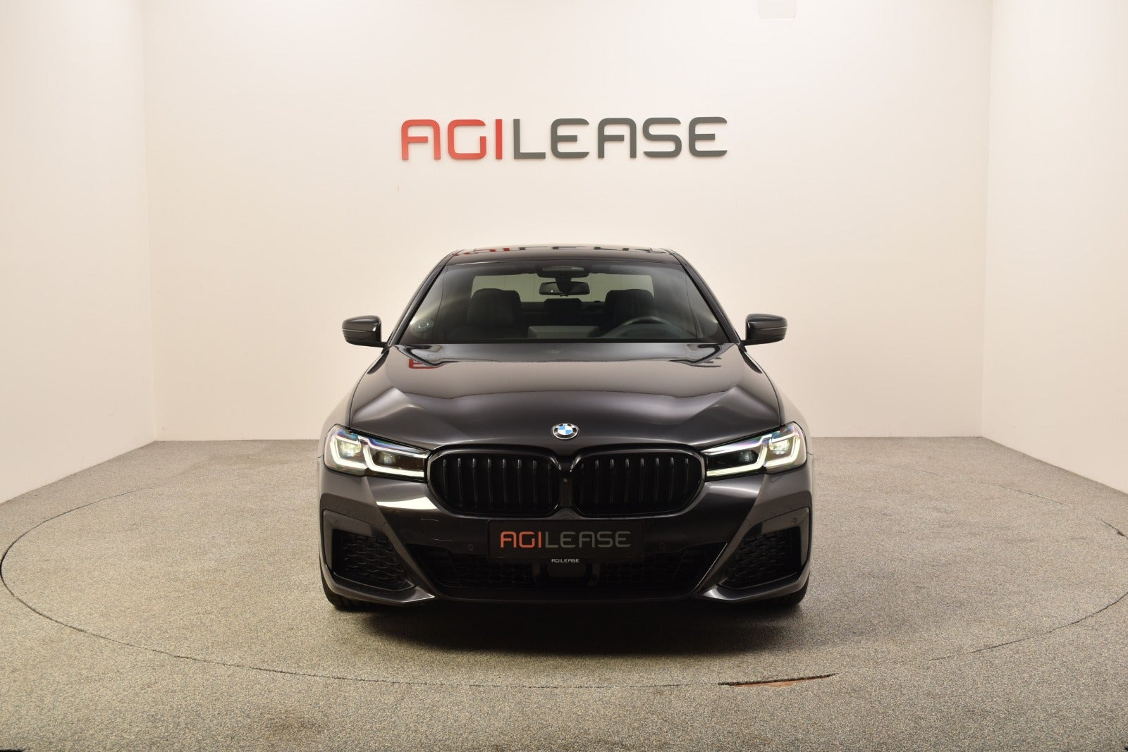 Grå BMW 545e fra 2021