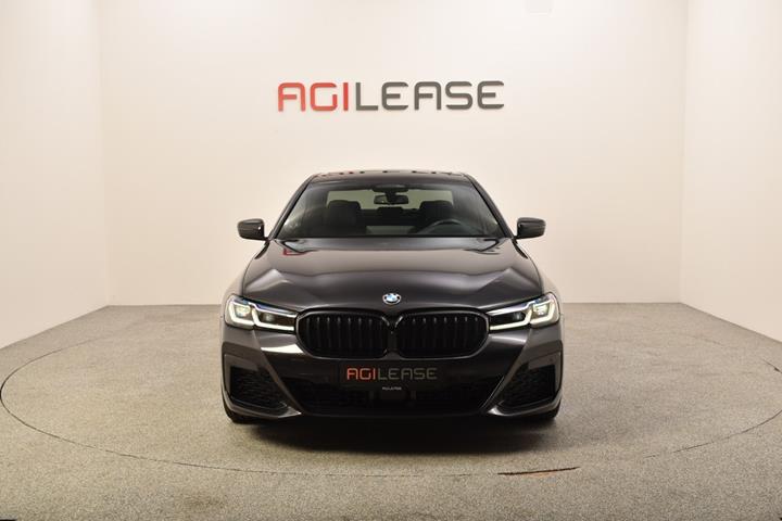 Grå BMW 545e fra 2021