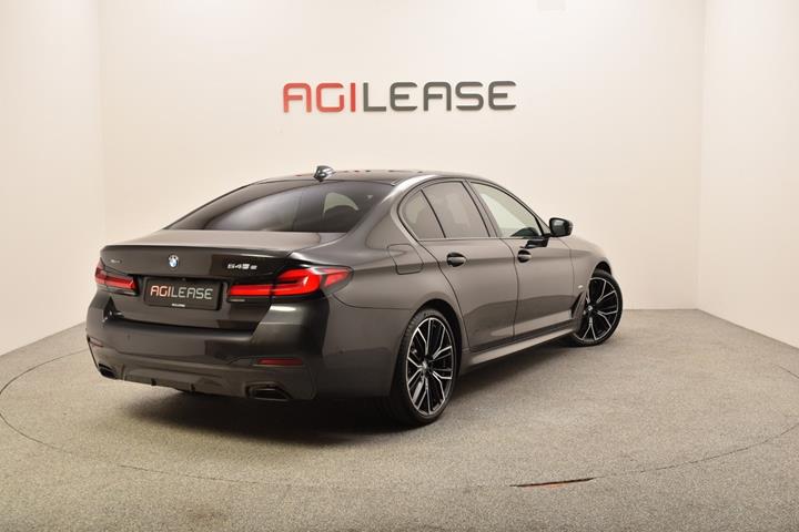 Grå BMW 545e fra 2021