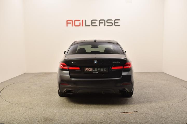 Grå BMW 545e fra 2021