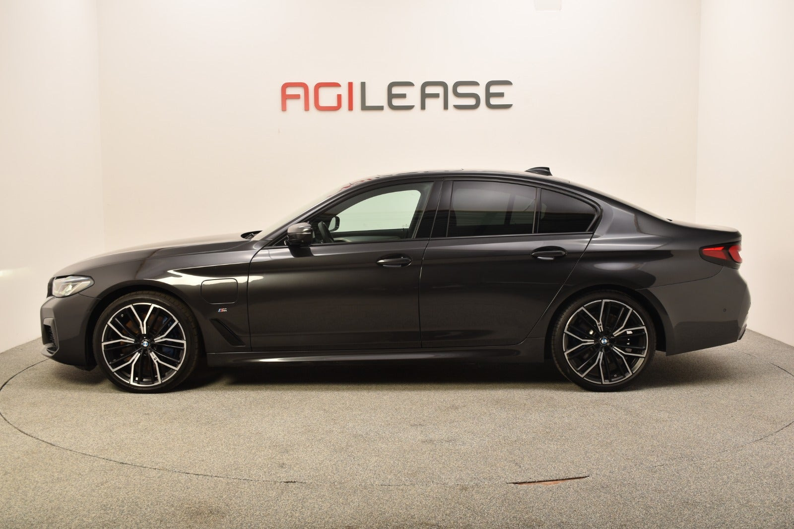 Grå BMW 545e fra 2021