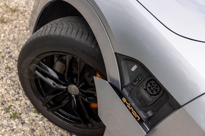 Grå Audi e-tron fra 2019