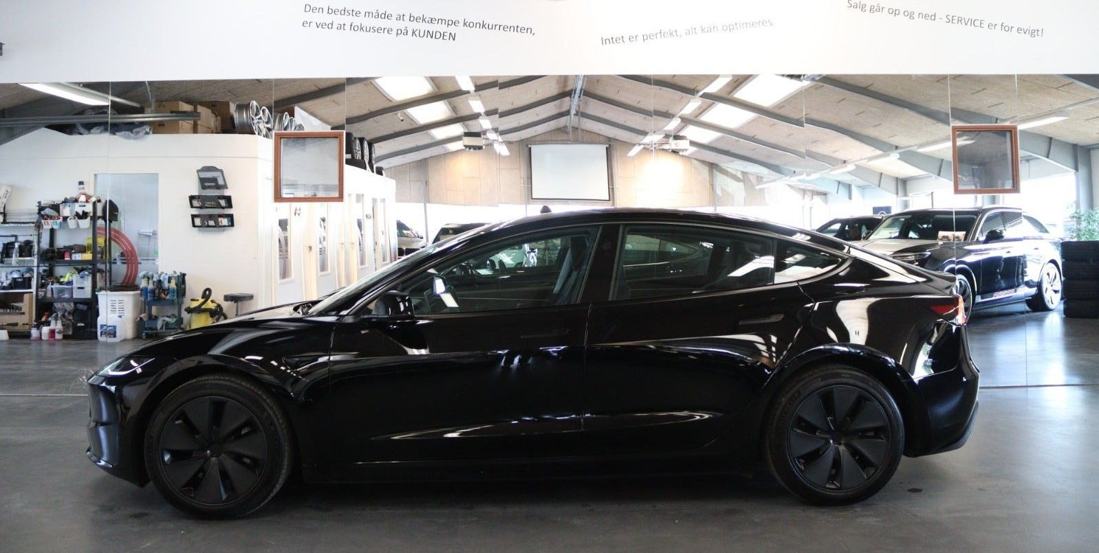 Sort Tesla Model 3 fra 2024