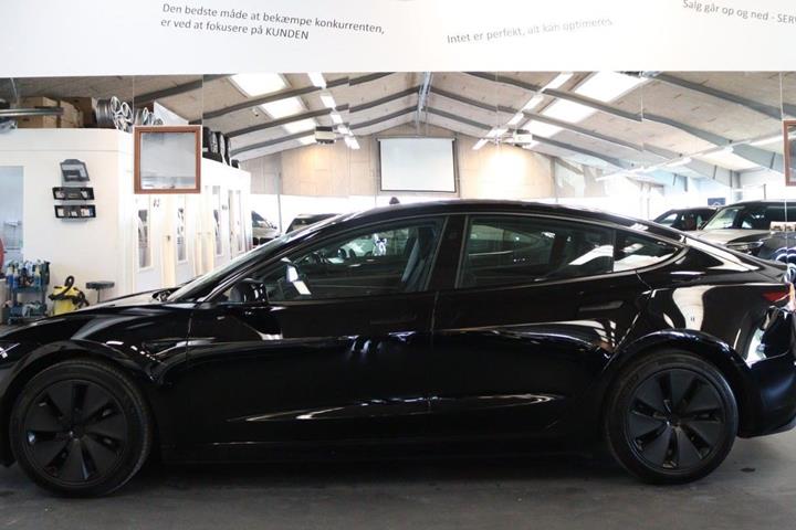 Sort Tesla Model 3 fra 2024