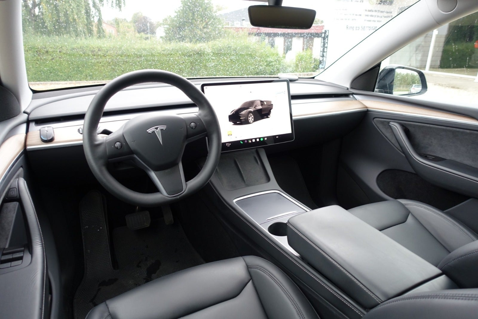 Sort Tesla Model Y fra 2023