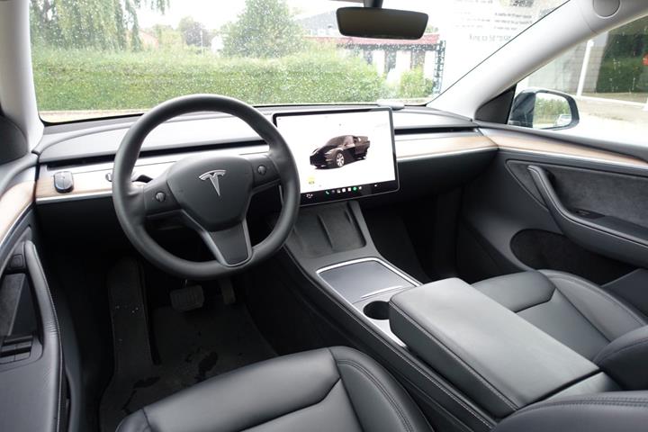 Sort Tesla Model Y fra 2023