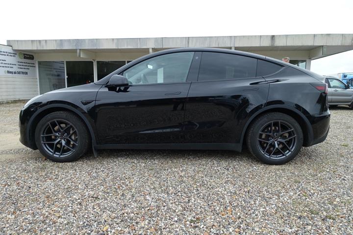 Sort Tesla Model Y fra 2023
