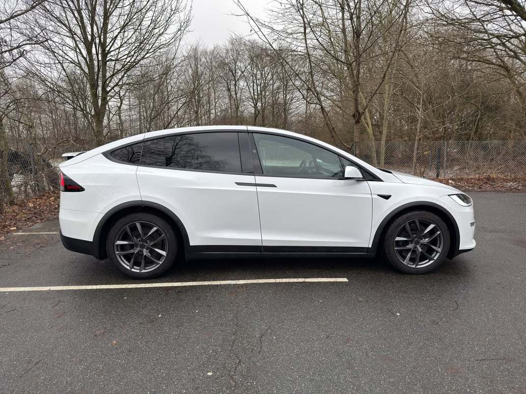 Hvid Tesla Model X fra 2024