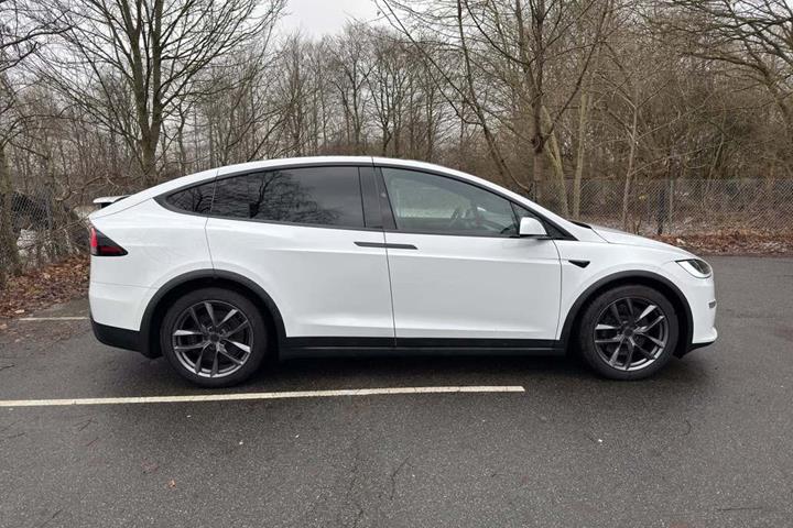 Hvid Tesla Model X fra 2024