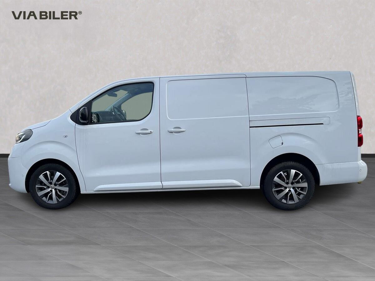Hvid Toyota ProAce fra 2025