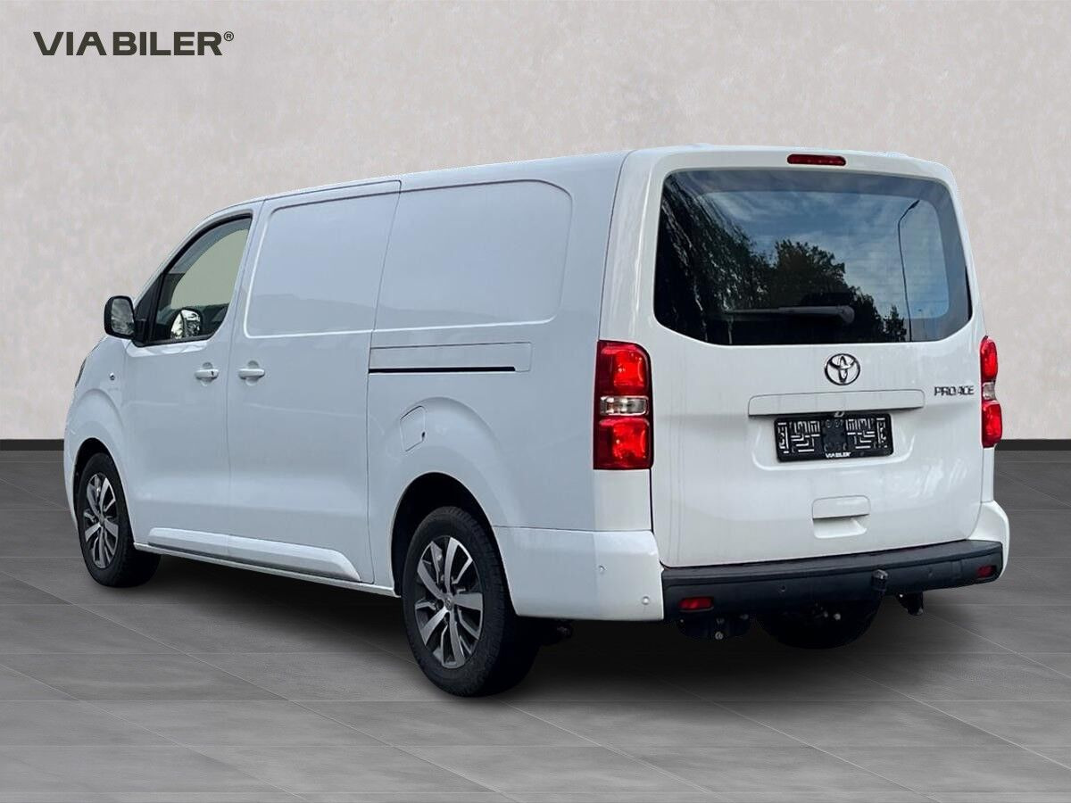 Hvid Toyota ProAce fra 2025
