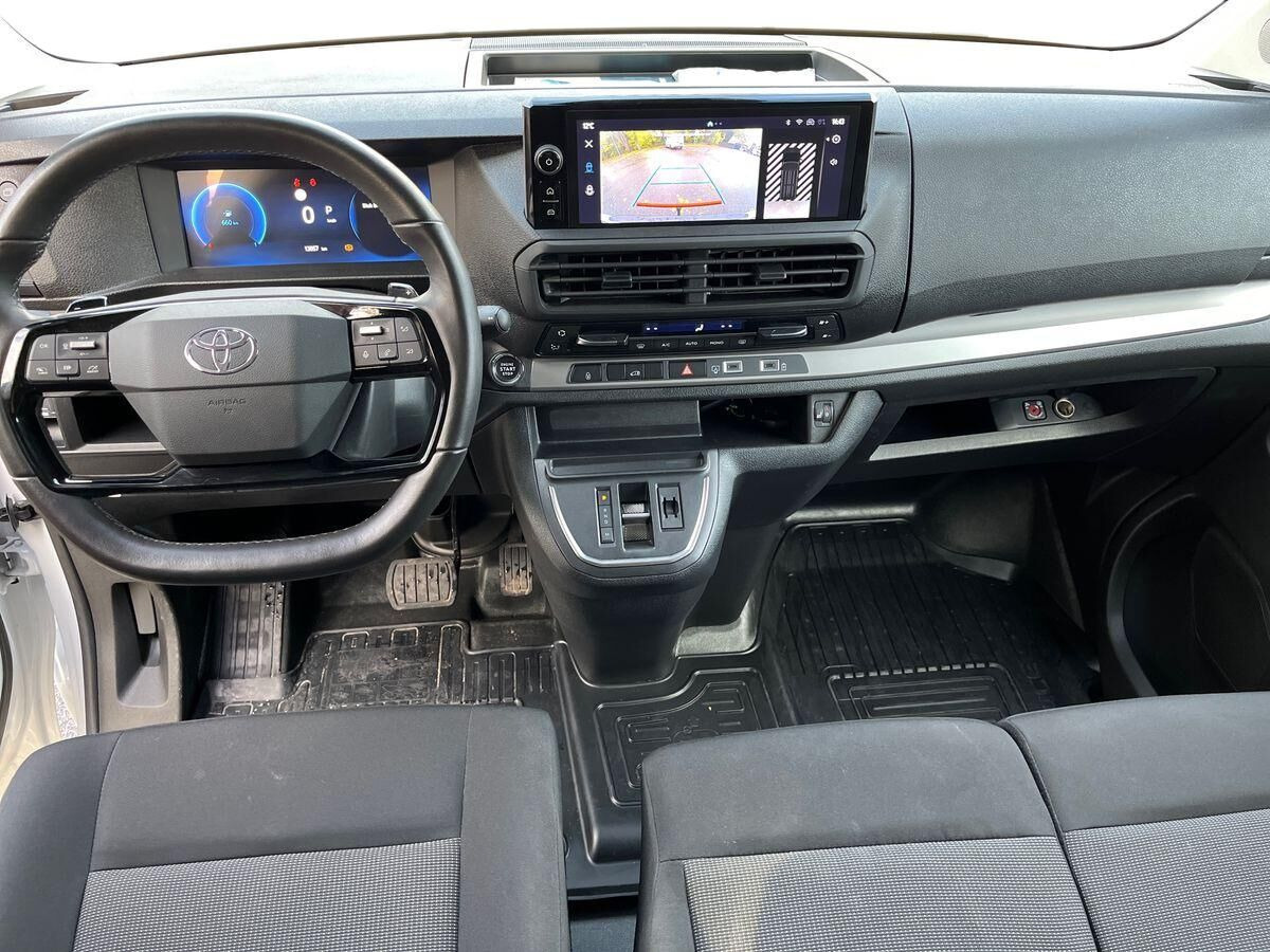 Hvid Toyota ProAce fra 2025