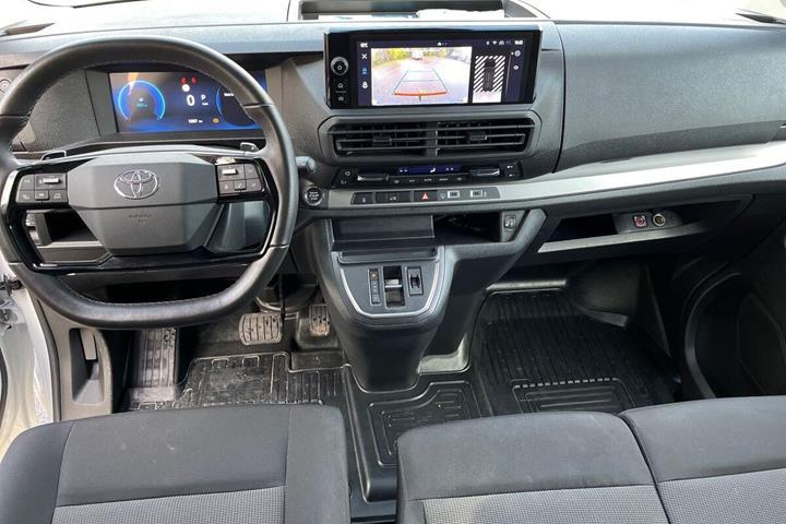 Hvid Toyota ProAce fra 2025