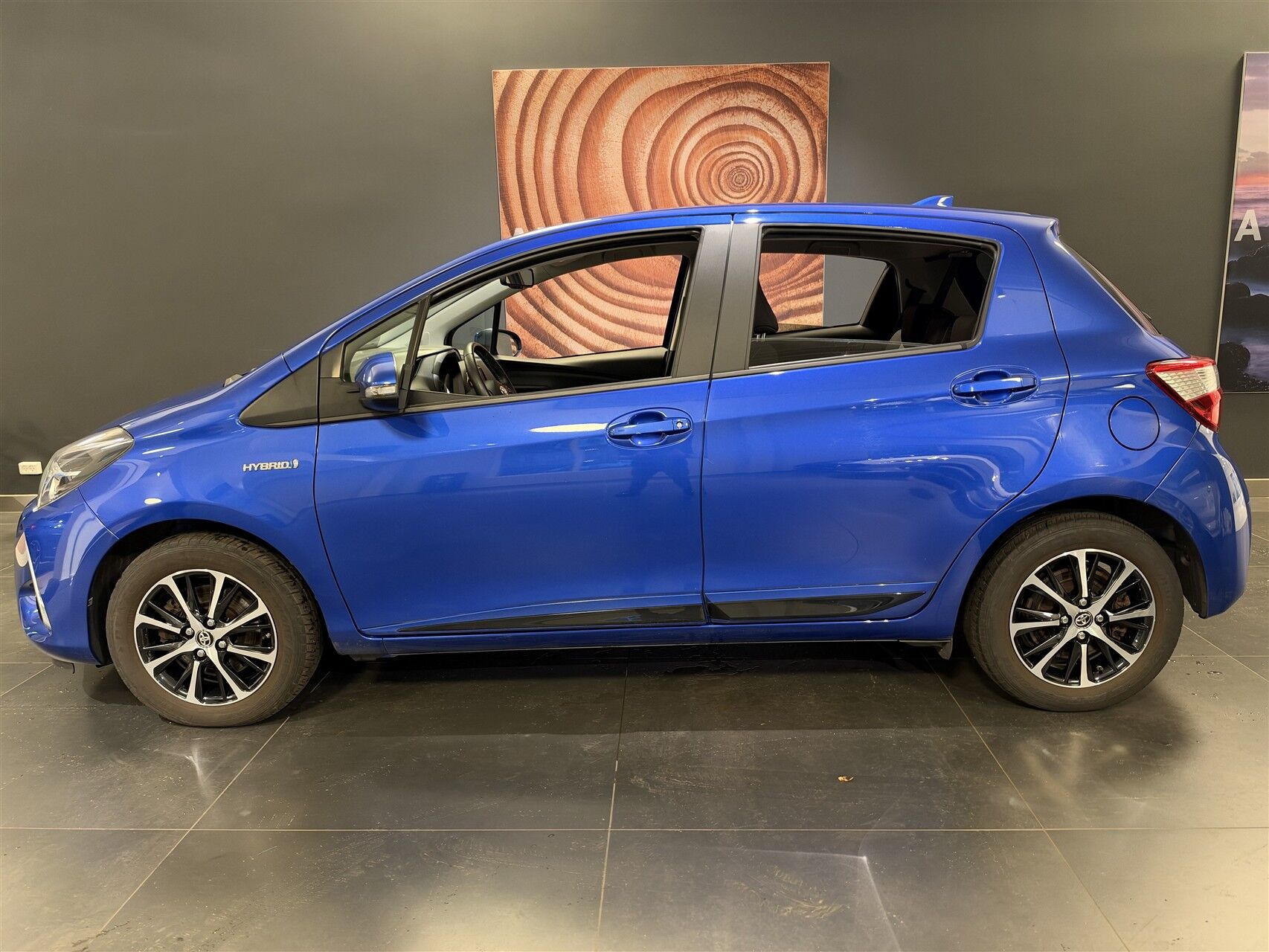 Blå Toyota Yaris fra 2020