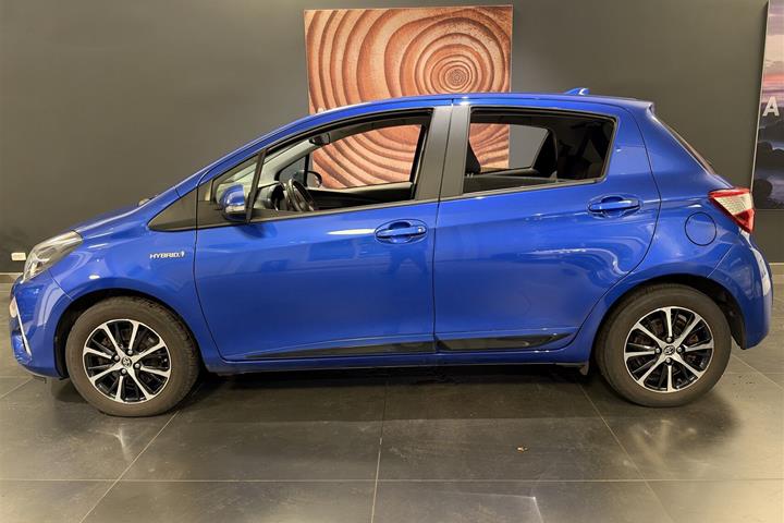 Blå Toyota Yaris fra 2020