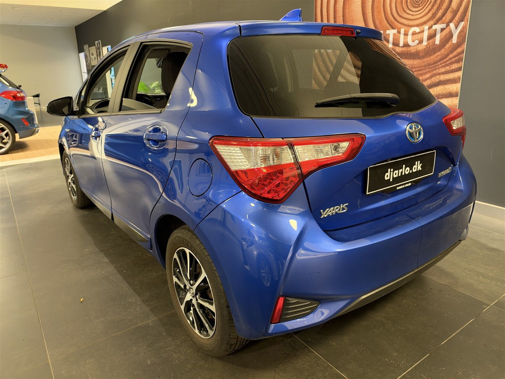 Blå Toyota Yaris fra 2020