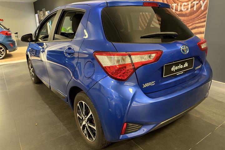 Blå Toyota Yaris fra 2020
