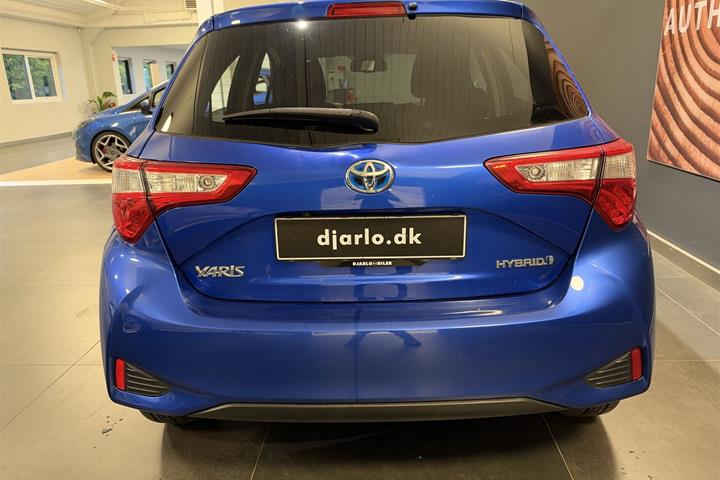 Blå Toyota Yaris fra 2020