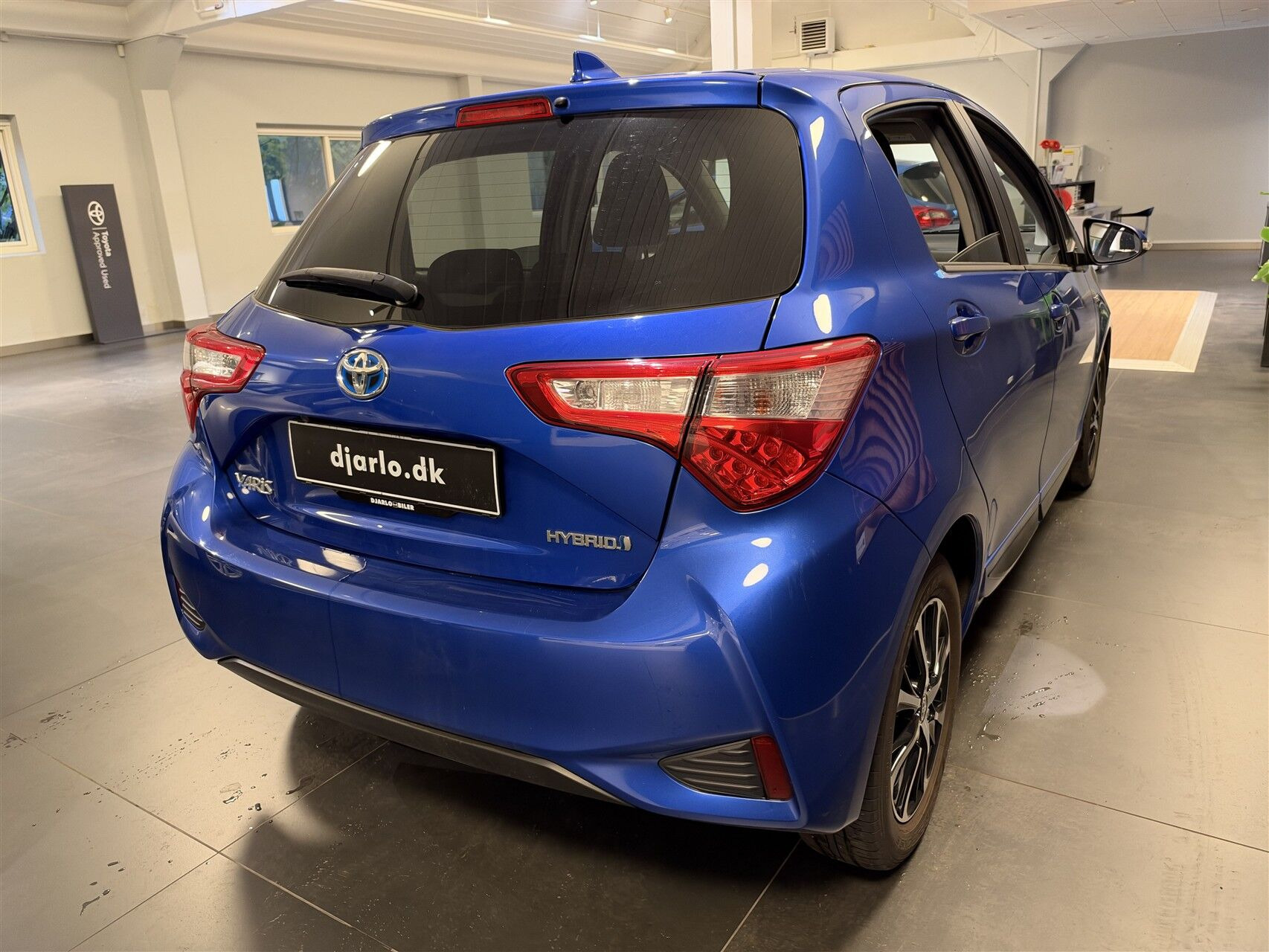 Blå Toyota Yaris fra 2020
