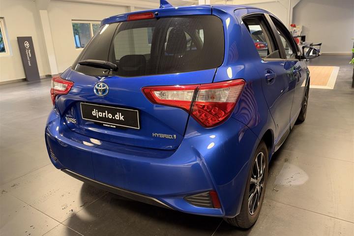 Blå Toyota Yaris fra 2020