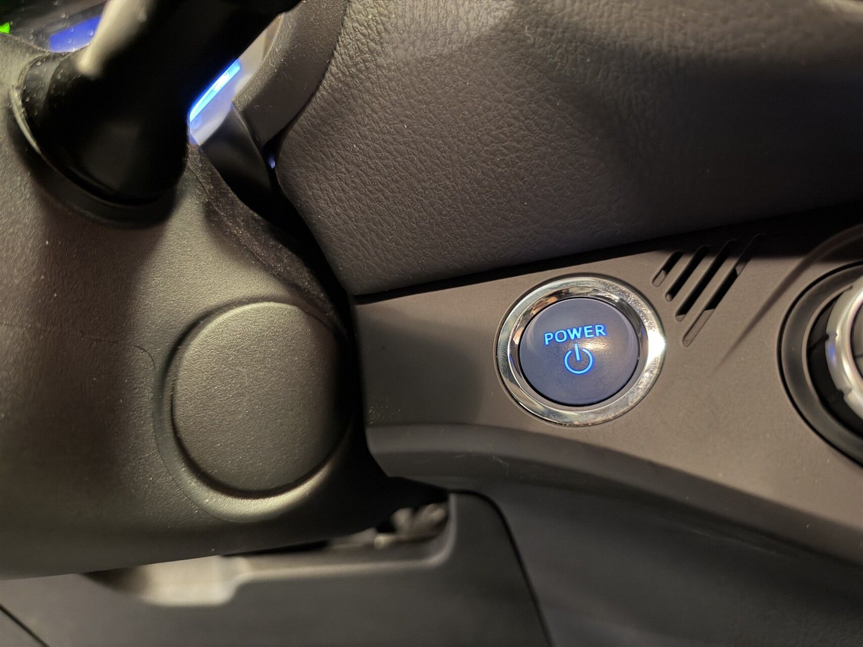 Blå Toyota Yaris fra 2020