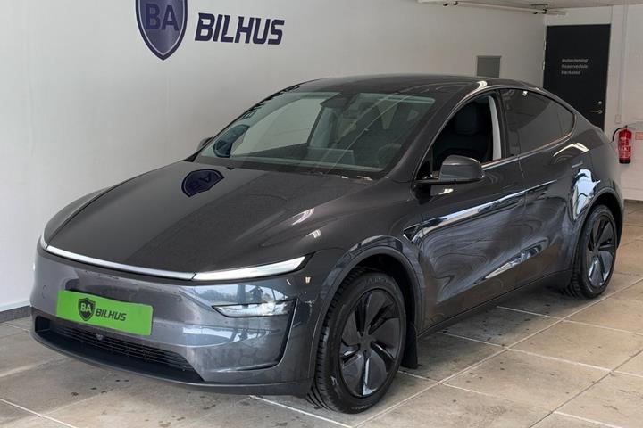 Grå Tesla Model Y fra 2025