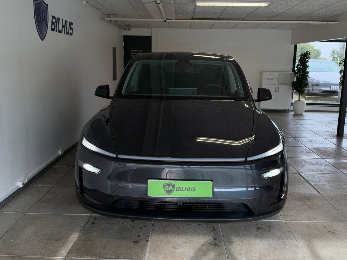 Grå Tesla Model Y fra 2025