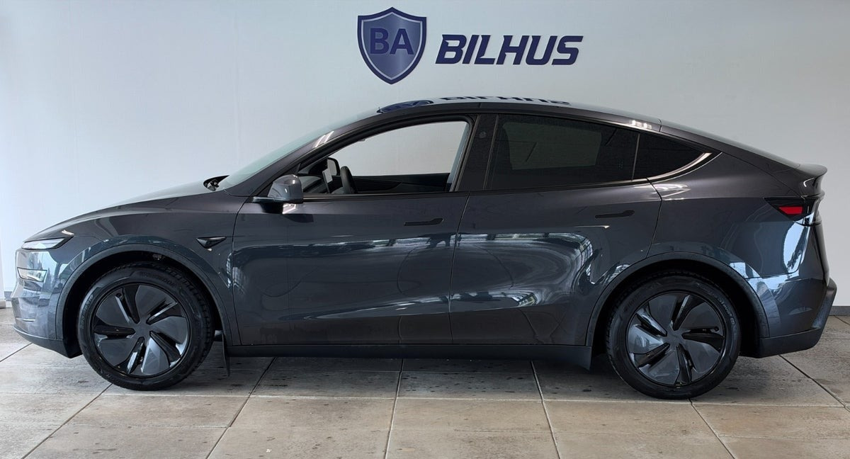Grå Tesla Model Y fra 2025
