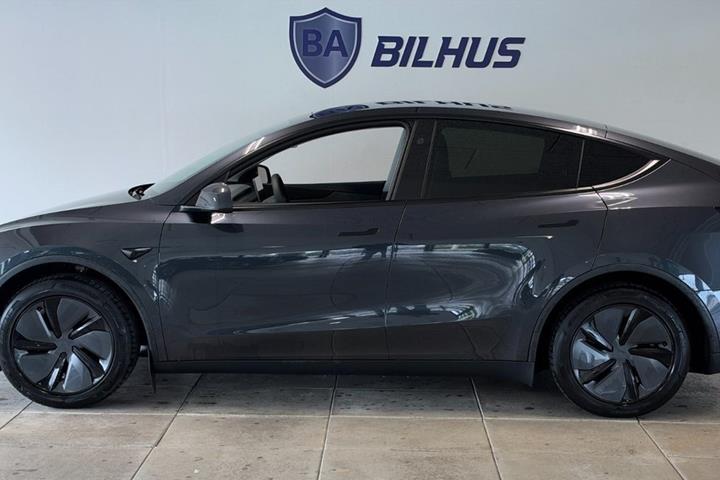 Grå Tesla Model Y fra 2025