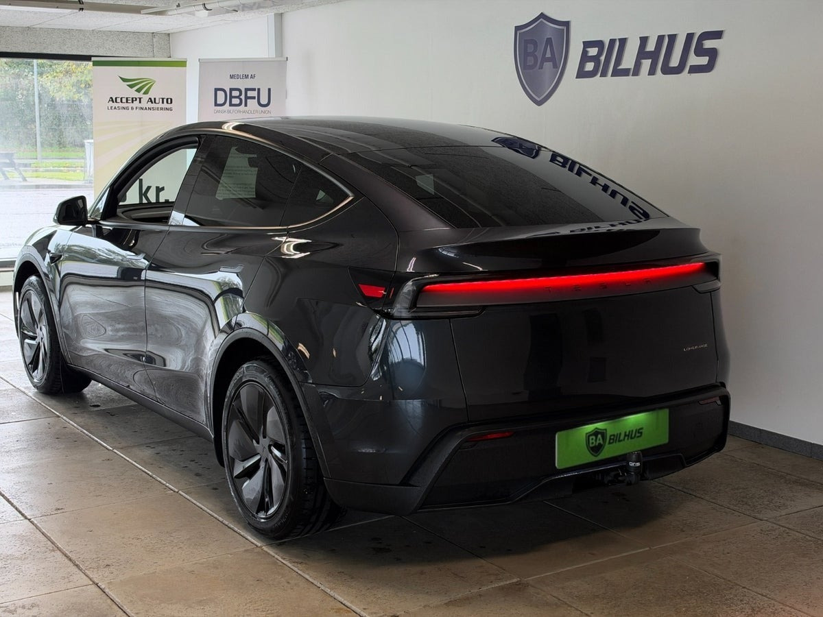 Grå Tesla Model Y fra 2025