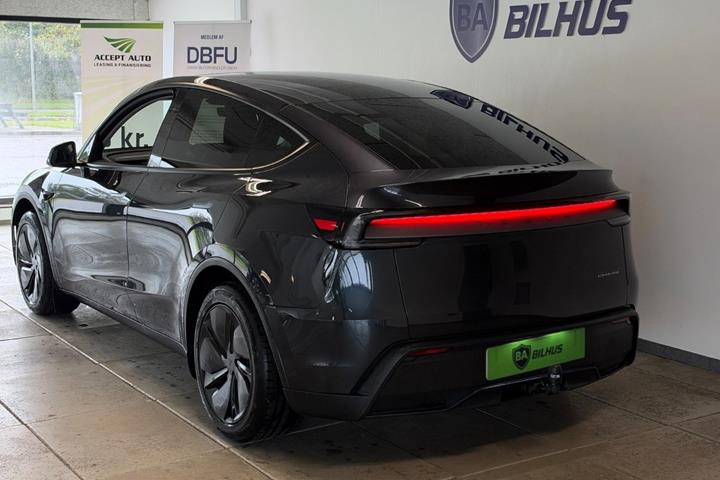 Grå Tesla Model Y fra 2025