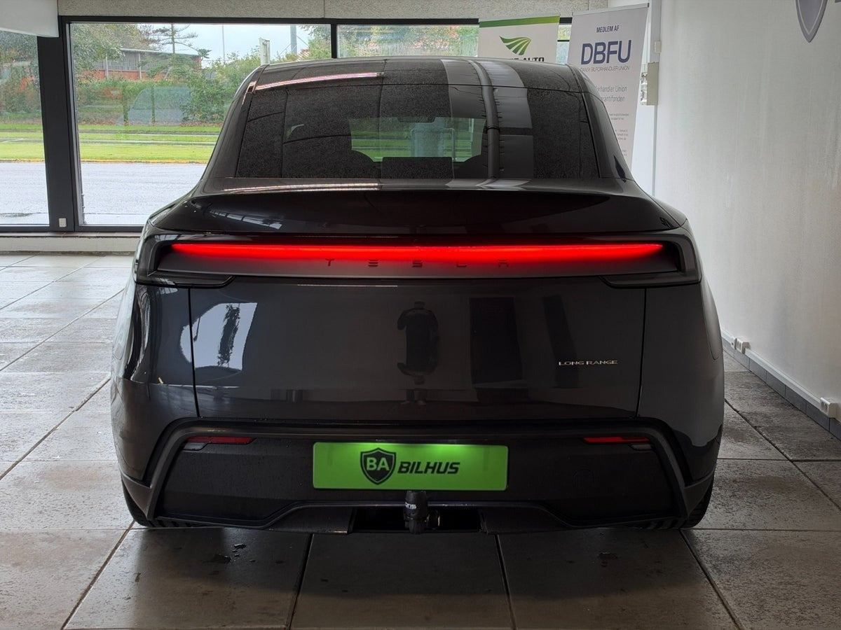 Grå Tesla Model Y fra 2025