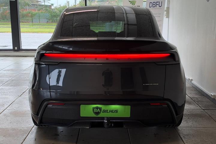 Grå Tesla Model Y fra 2025