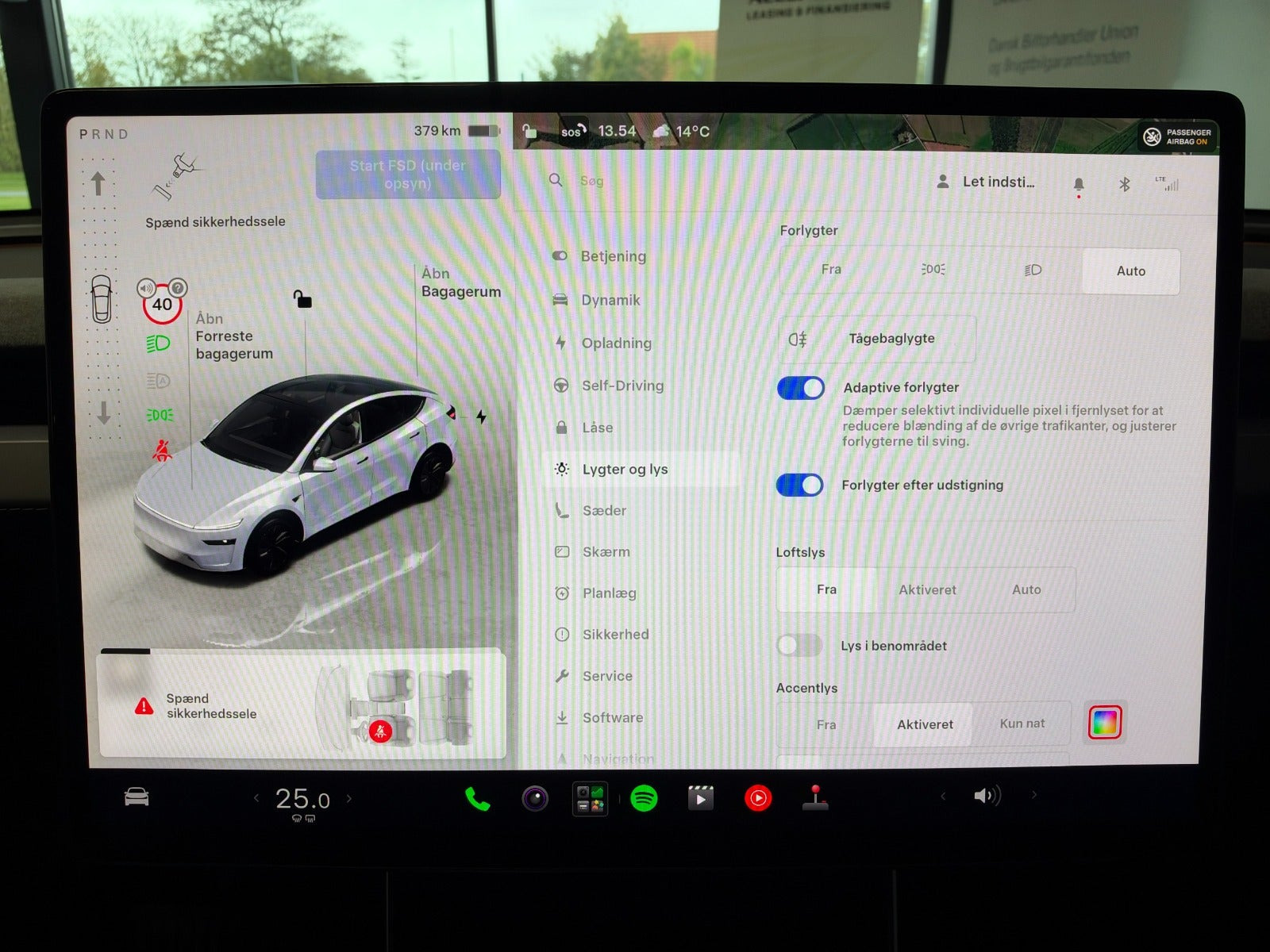 Grå Tesla Model Y fra 2025