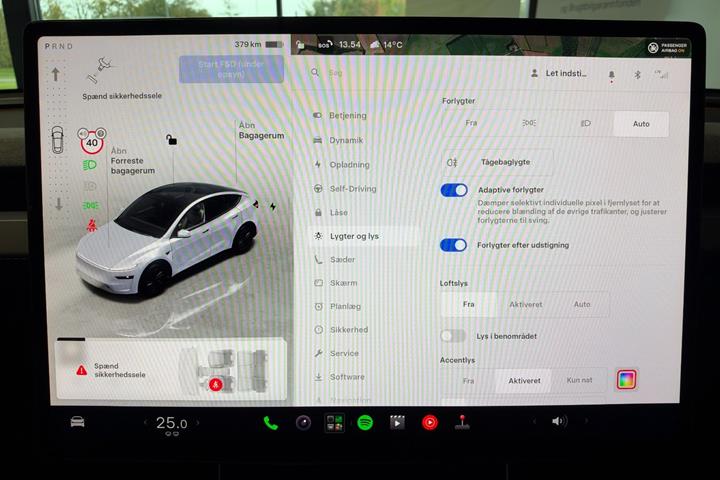 Grå Tesla Model Y fra 2025