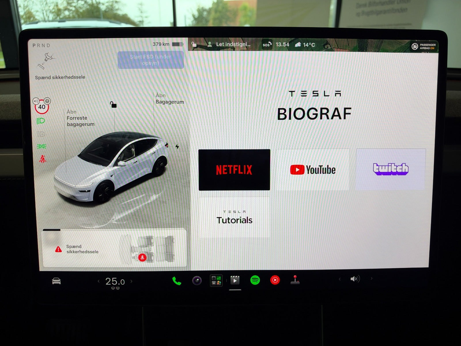 Grå Tesla Model Y fra 2025