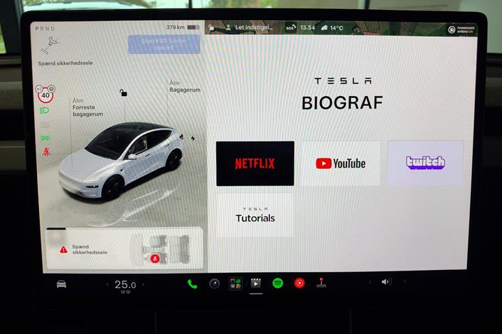 Grå Tesla Model Y fra 2025