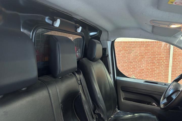 Hvid Toyota ProAce fra 2016