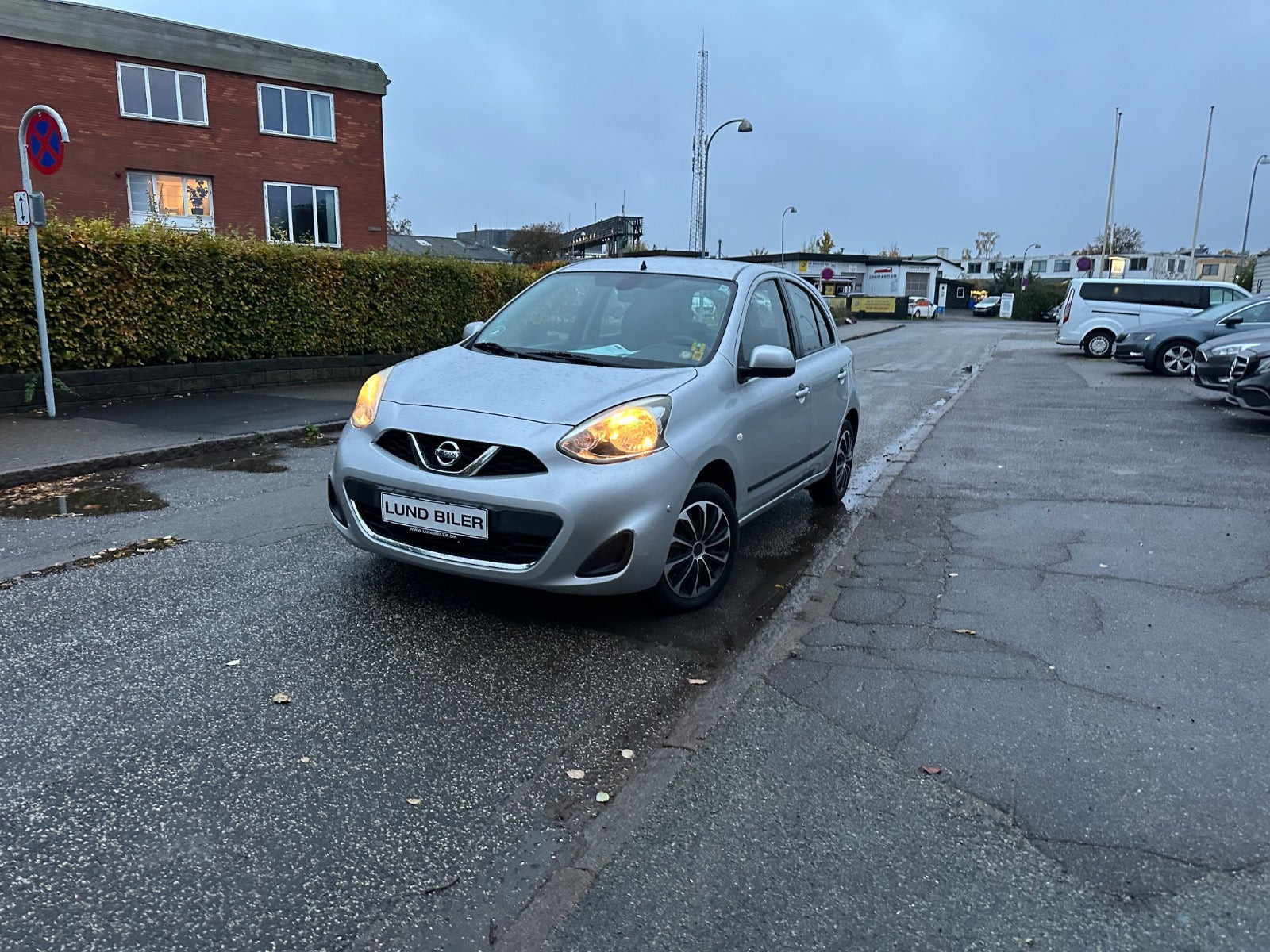 Grå Nissan Micra fra 2015